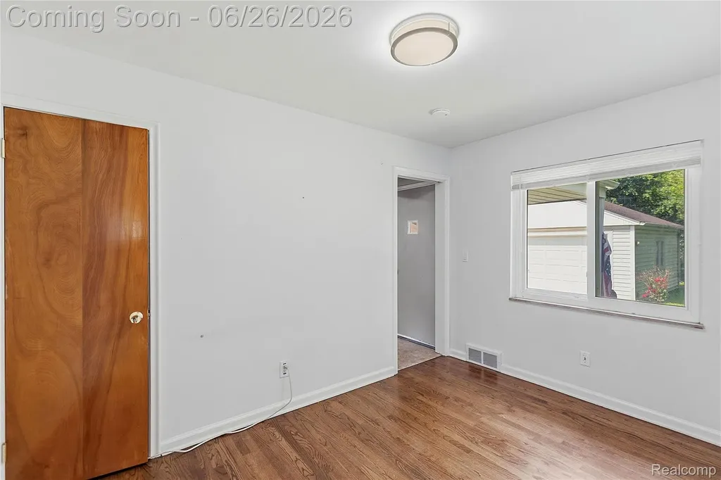 24671 Kenosha Street Oak Park City MI 48237