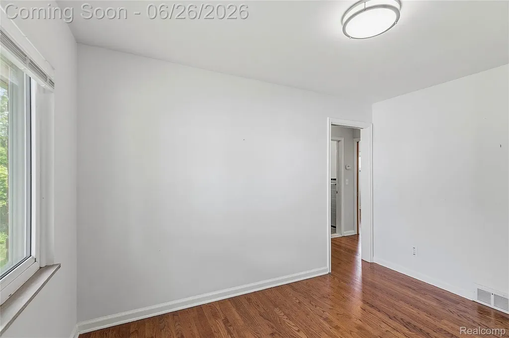 24671 Kenosha Street Oak Park City MI 48237