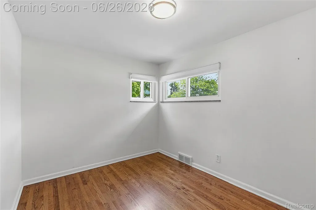 24671 Kenosha Street Oak Park City MI 48237
