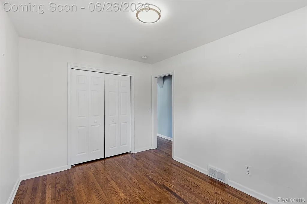 24671 Kenosha Street Oak Park City MI 48237