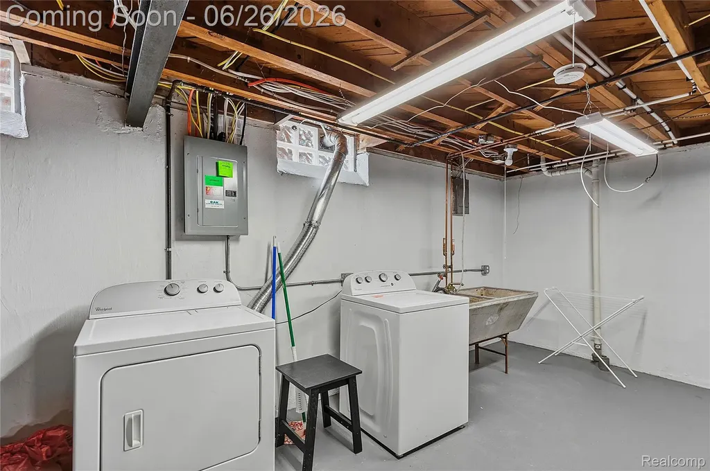 24671 Kenosha Street Oak Park City MI 48237