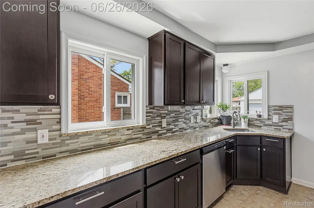 24671 Kenosha Street Oak Park City MI 48237