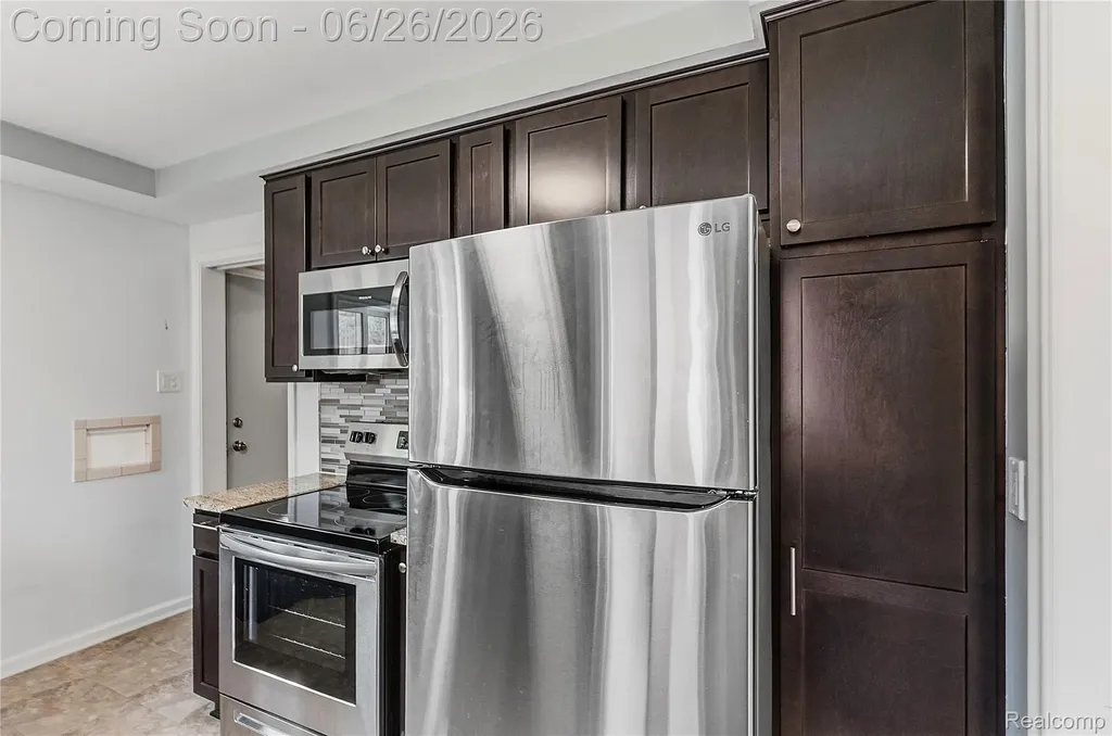 24671 Kenosha Street Oak Park City MI 48237