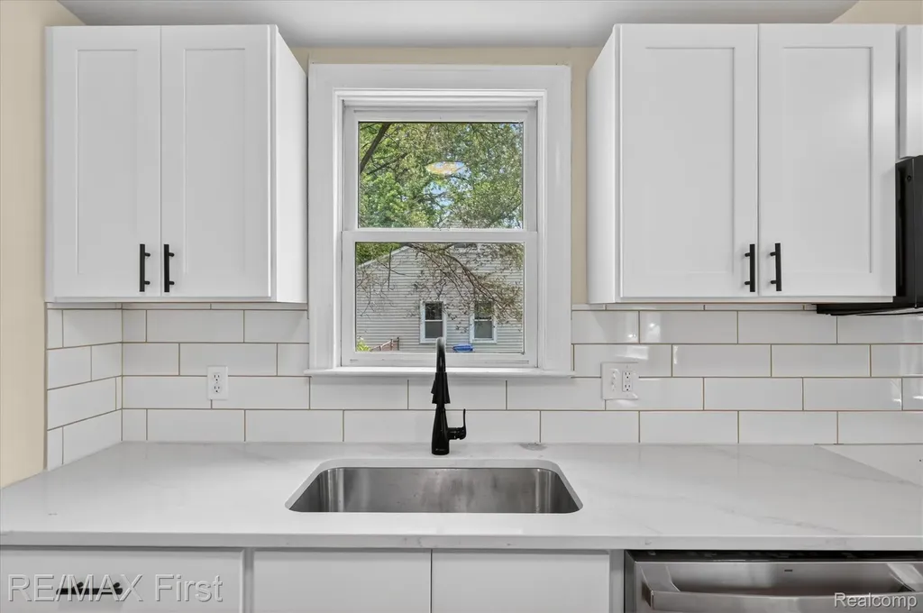 25028 Midland Redford Charter Township MI 48239