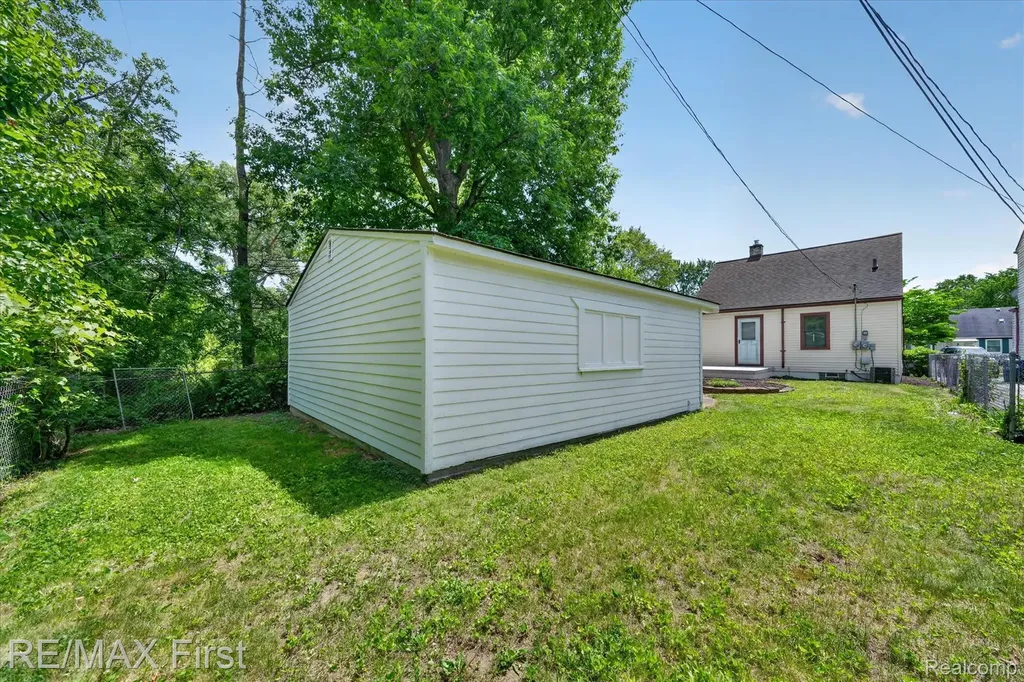 25028 Midland Redford Charter Township MI 48239