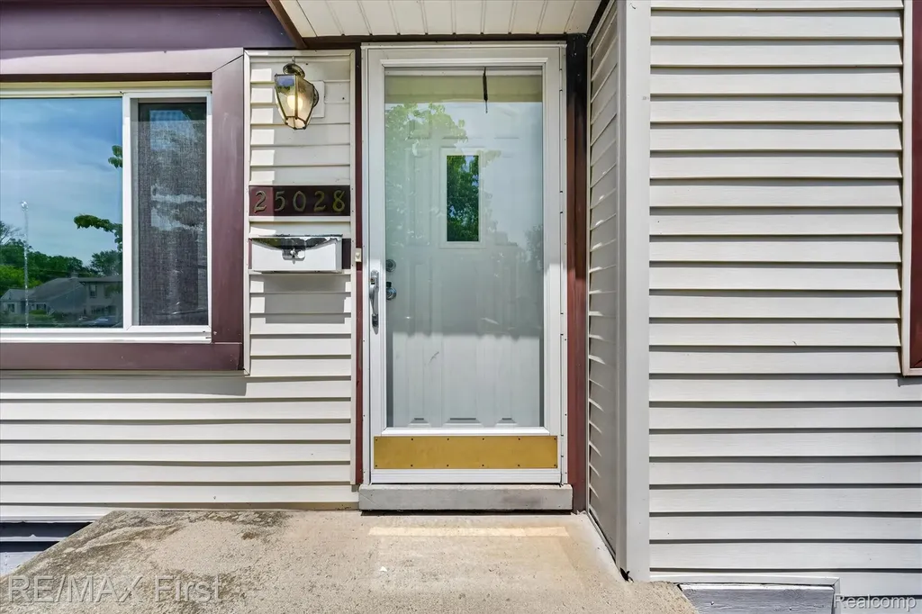 25028 Midland Redford Charter Township MI 48239