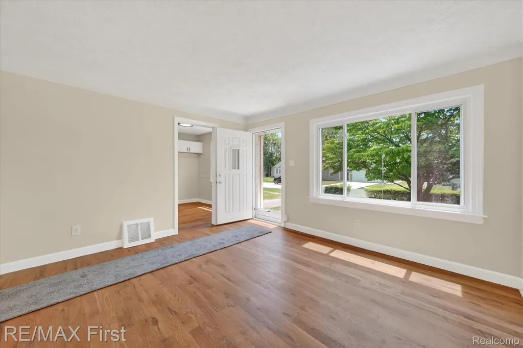 25028 Midland Redford Charter Township MI 48239