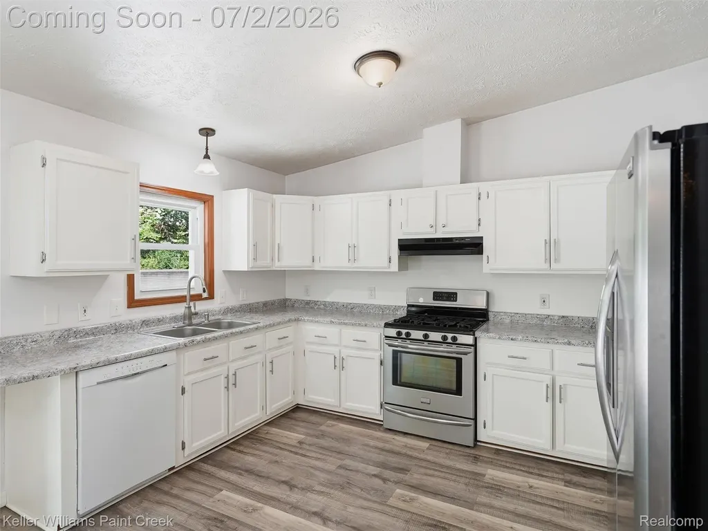 25689 Peppertree Lane Warren City MI 48091
