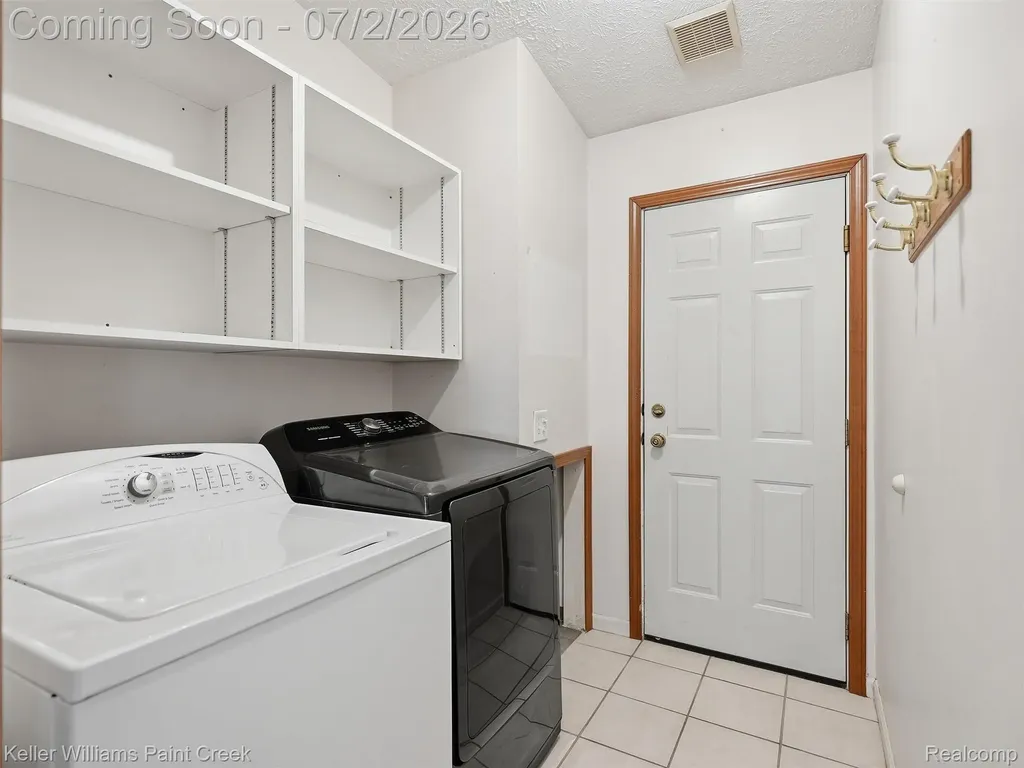 25689 Peppertree Lane Warren City MI 48091