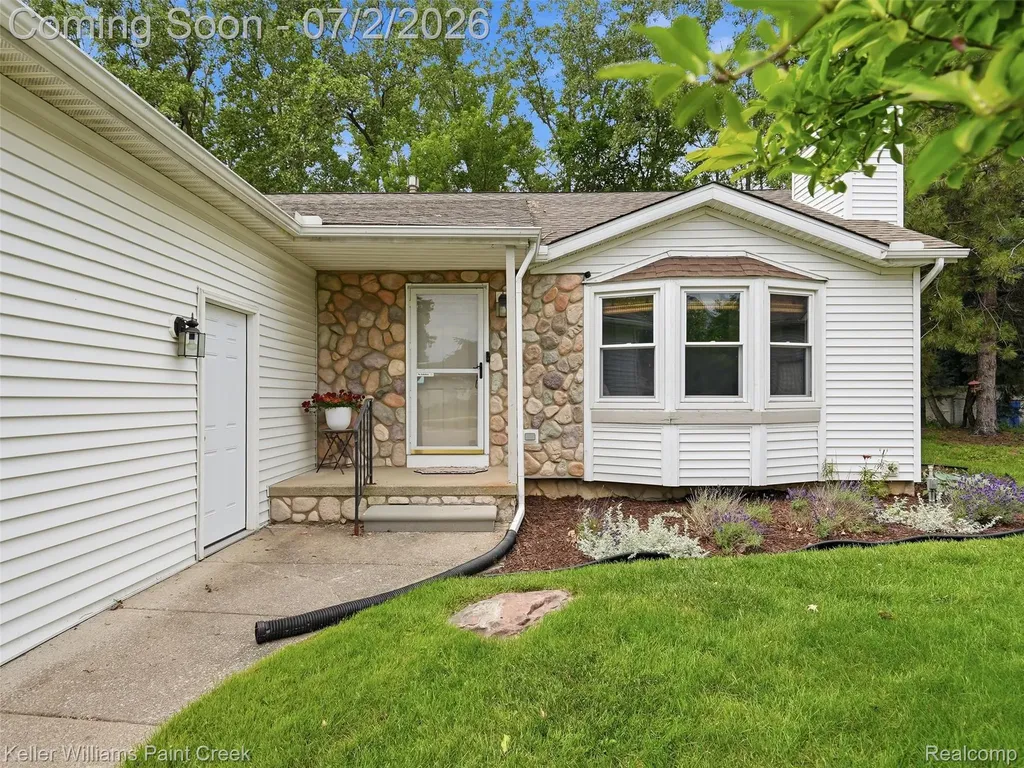 25689 Peppertree Lane Warren City MI 48091