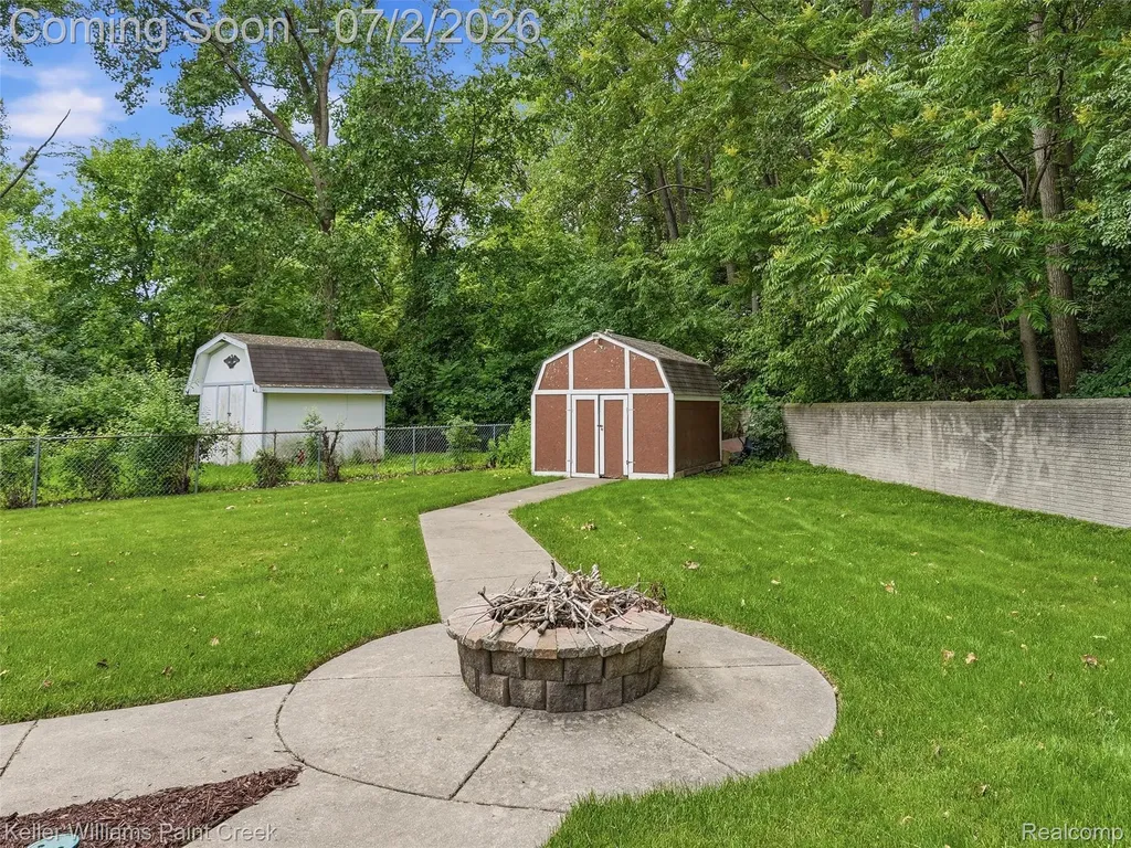 25689 Peppertree Lane Warren City MI 48091