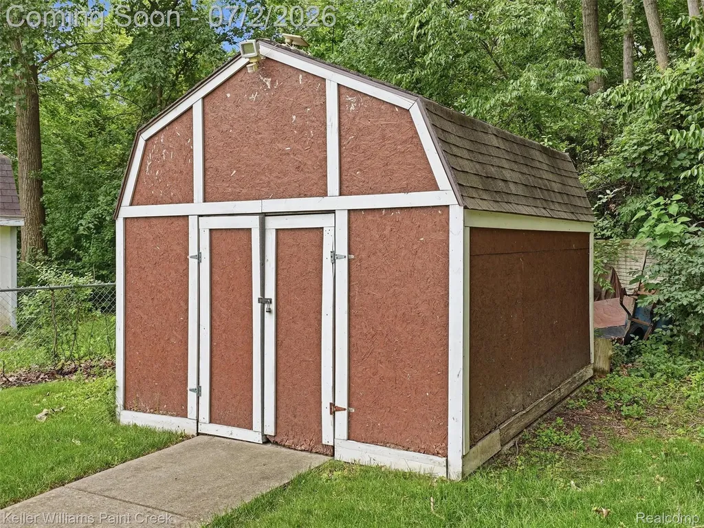 25689 Peppertree Lane Warren City MI 48091