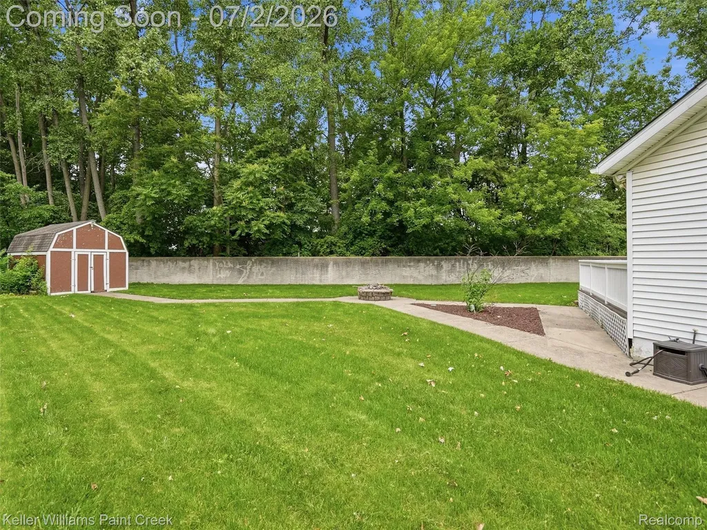 25689 Peppertree Lane Warren City MI 48091