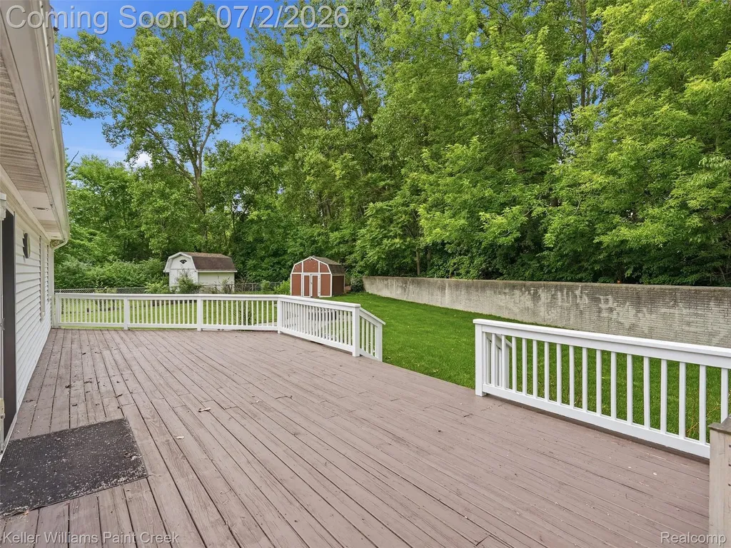 25689 Peppertree Lane Warren City MI 48091