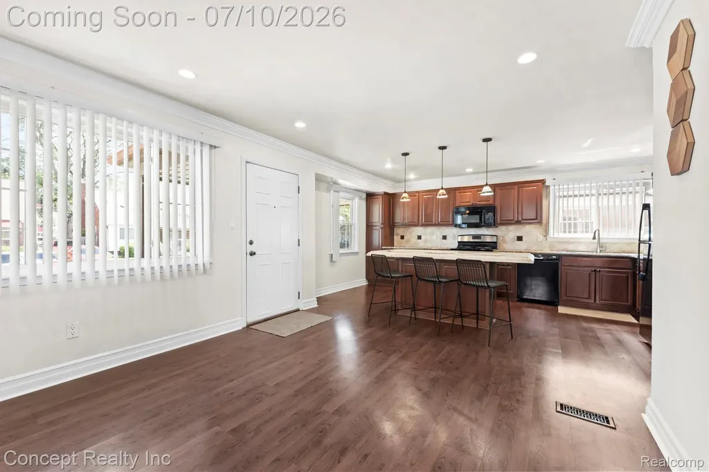 15651 Russell Avenue Allen Park City MI 48101