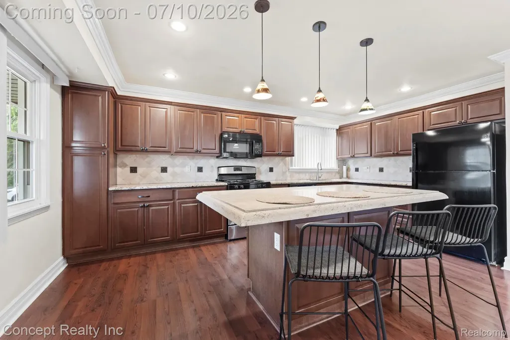 15651 Russell Avenue Allen Park City MI 48101