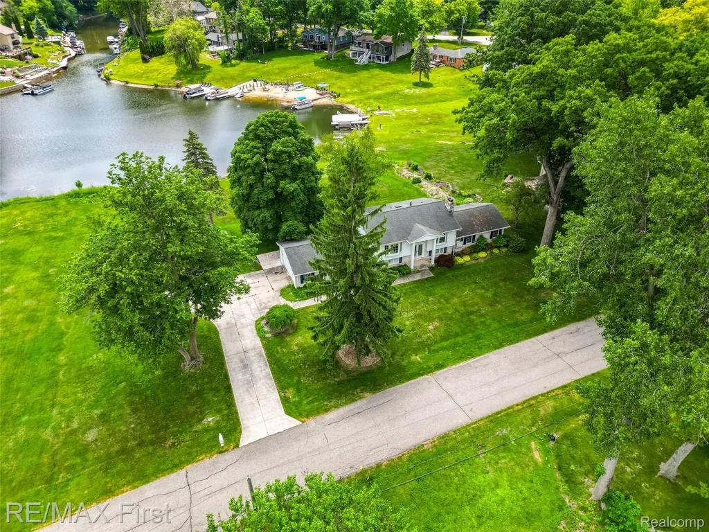 7436 Oak Bay Drive White Lake Charter Township MI 48383