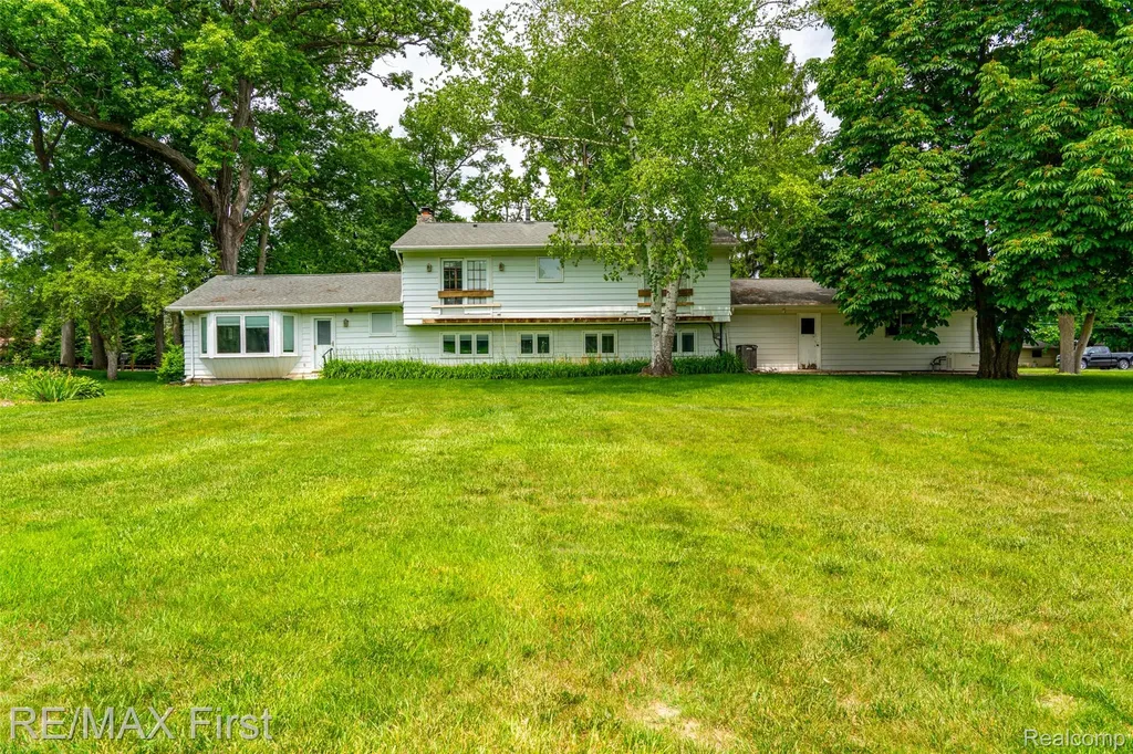 7436 Oak Bay Drive White Lake Charter Township MI 48383
