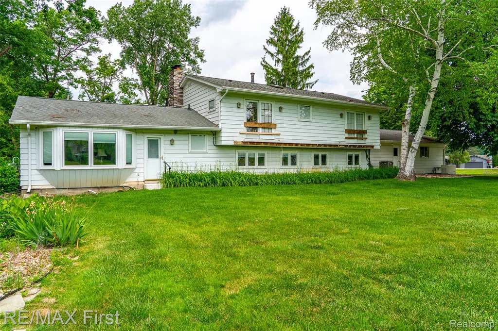 7436 Oak Bay Drive White Lake Charter Township MI 48383
