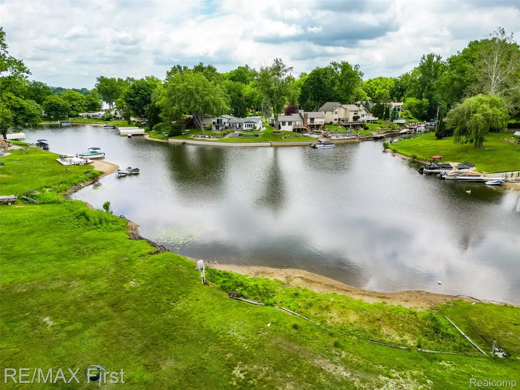 7436 Oak Bay Drive White Lake Charter Township MI 48383