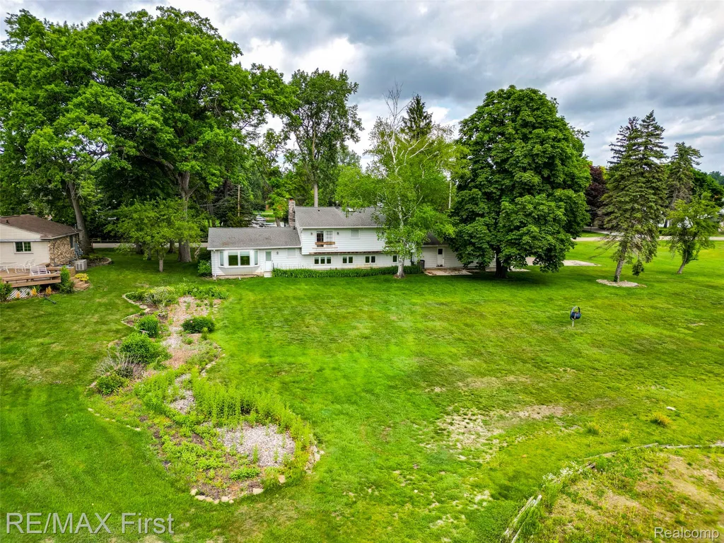 7436 Oak Bay Drive White Lake Charter Township MI 48383