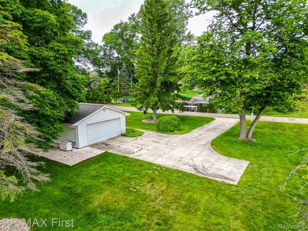 7436 Oak Bay Drive White Lake Charter Township MI 48383