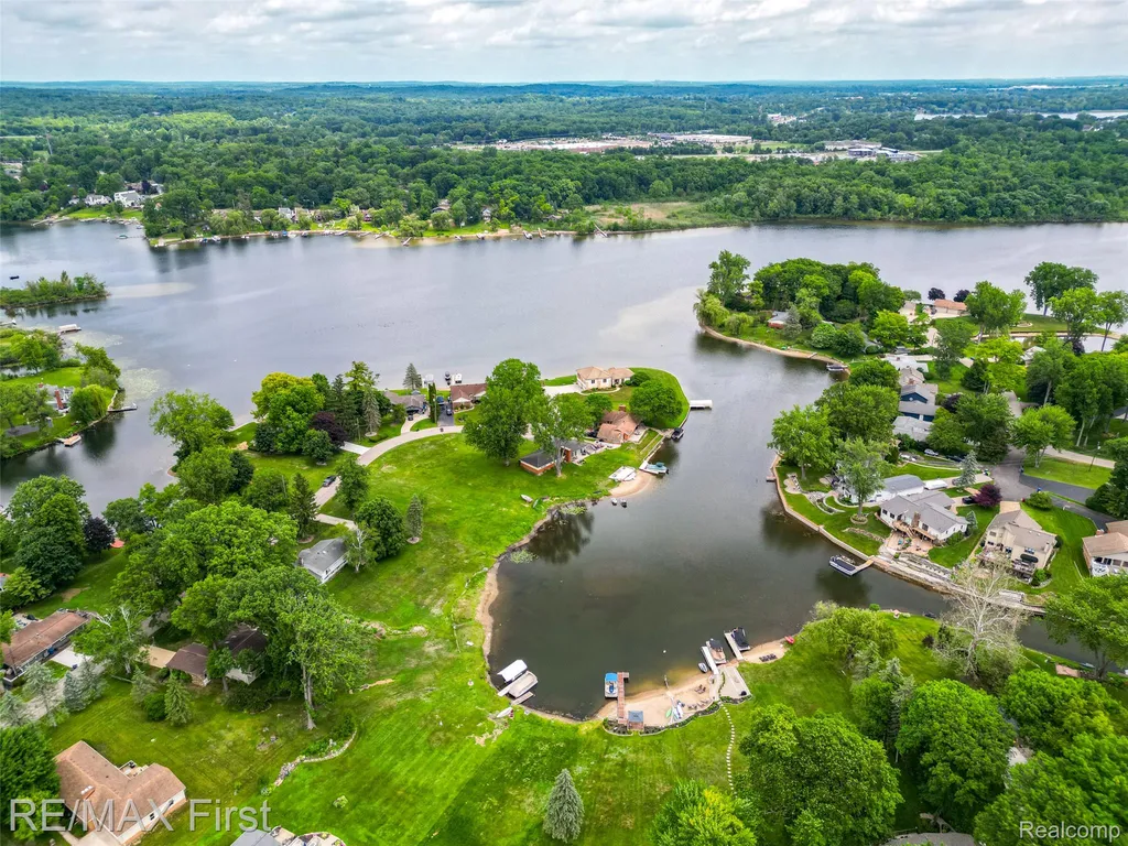 7436 Oak Bay Drive White Lake Charter Township MI 48383