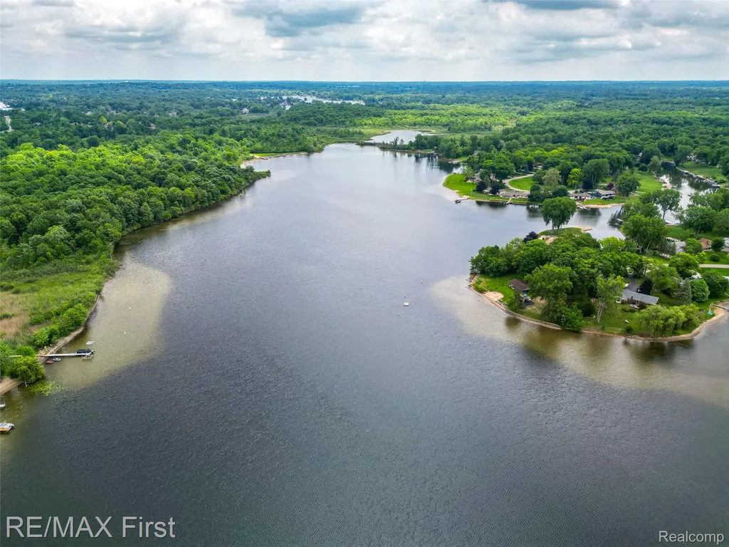 7436 Oak Bay Drive White Lake Charter Township MI 48383