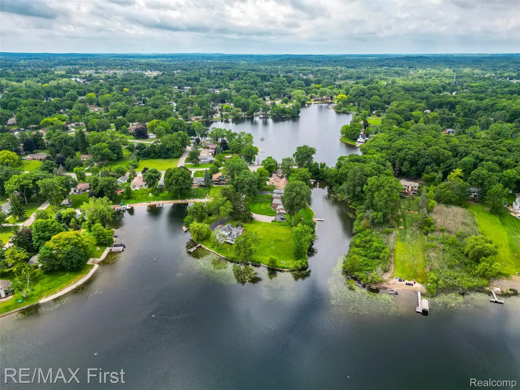 7436 Oak Bay Drive White Lake Charter Township MI 48383