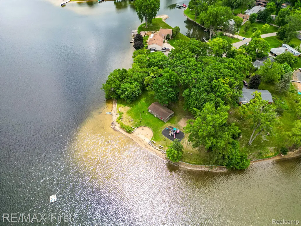7436 Oak Bay Drive White Lake Charter Township MI 48383