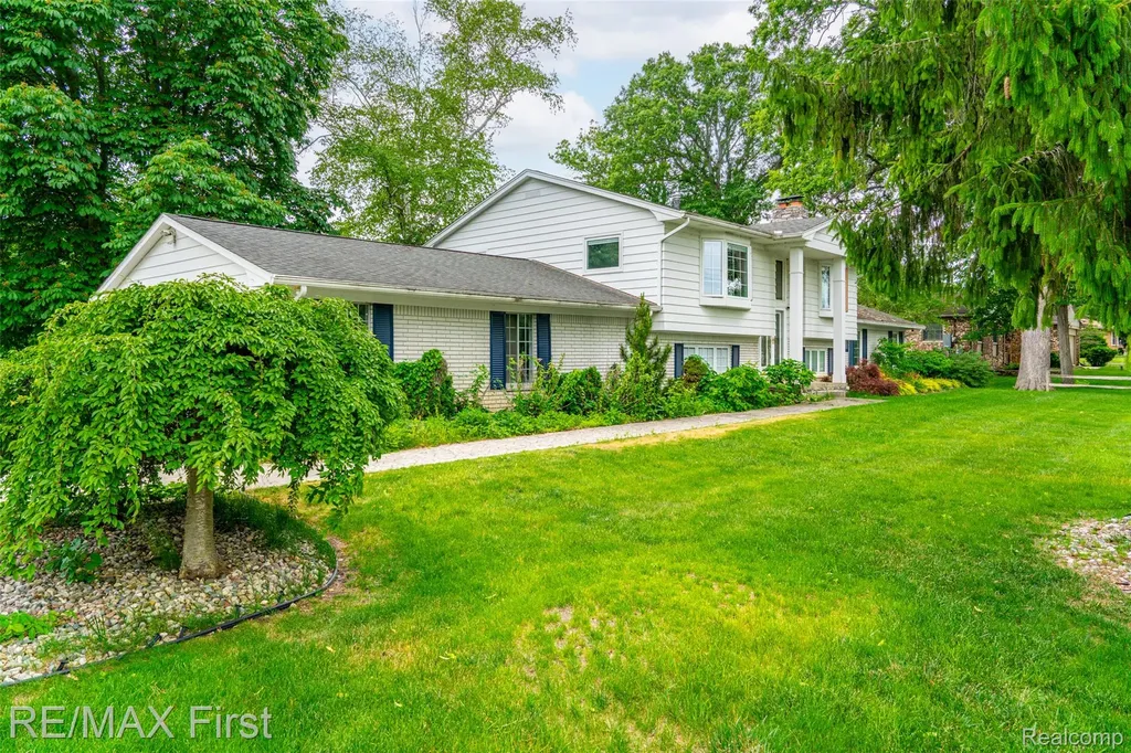 7436 Oak Bay Drive White Lake Charter Township MI 48383