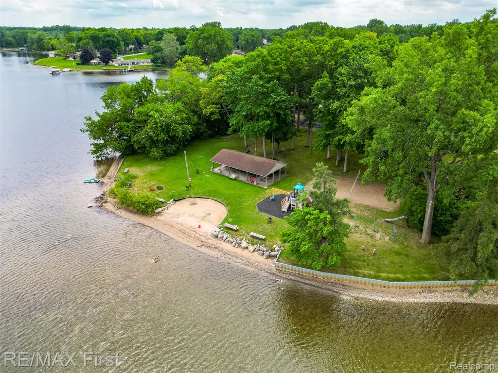 7436 Oak Bay Drive White Lake Charter Township MI 48383
