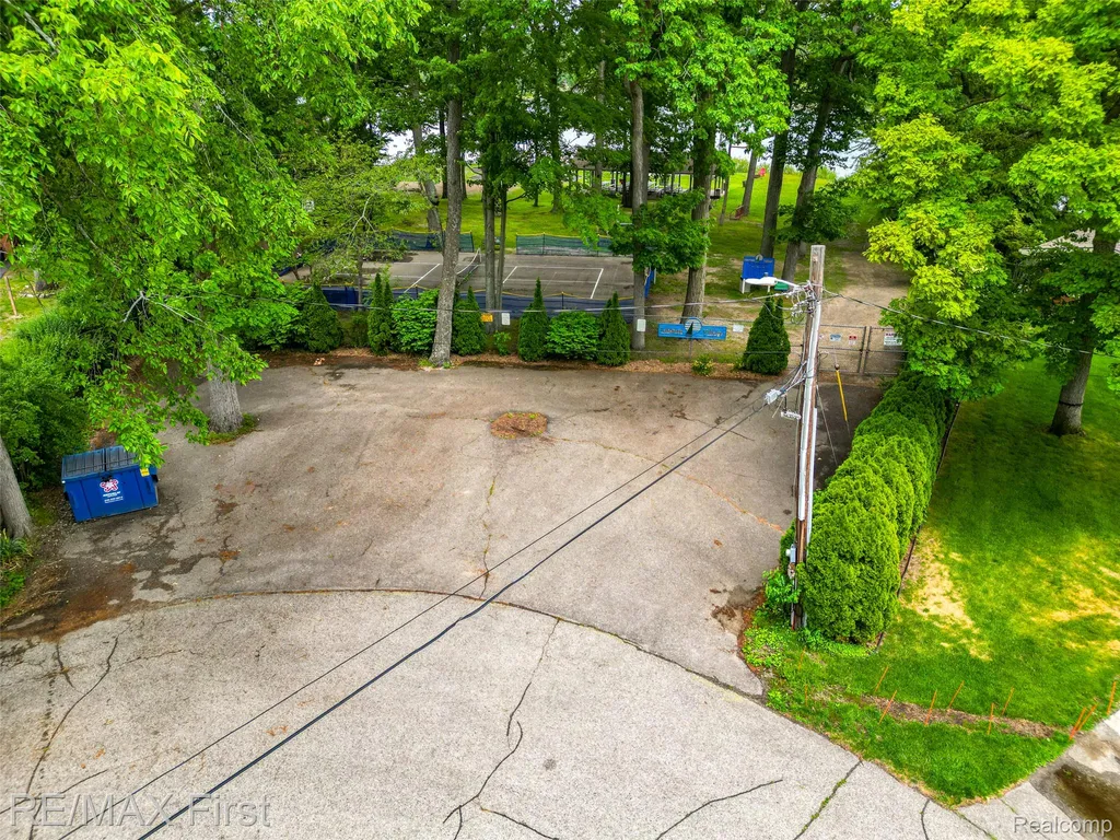 7436 Oak Bay Drive White Lake Charter Township MI 48383