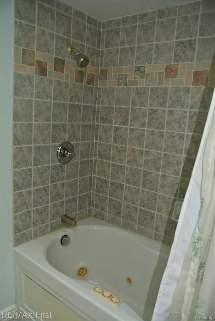 7436 Oak Bay Drive White Lake Charter Township MI 48383