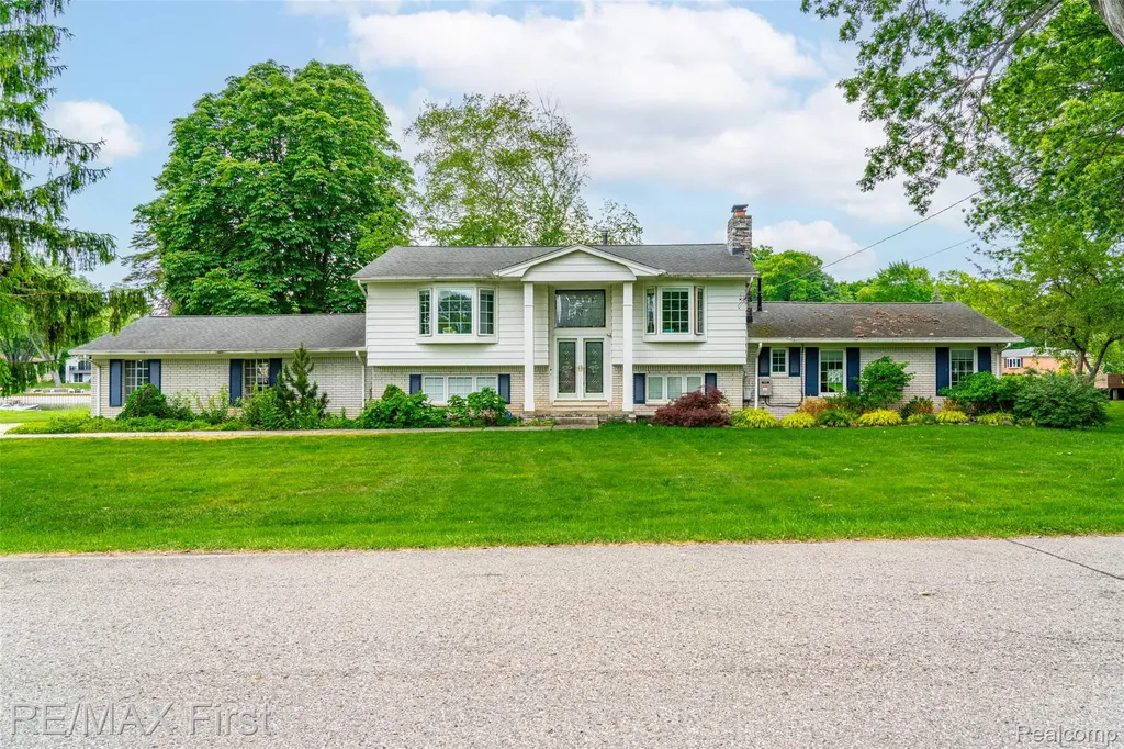 7436 Oak Bay Drive White Lake Charter Township MI 48383