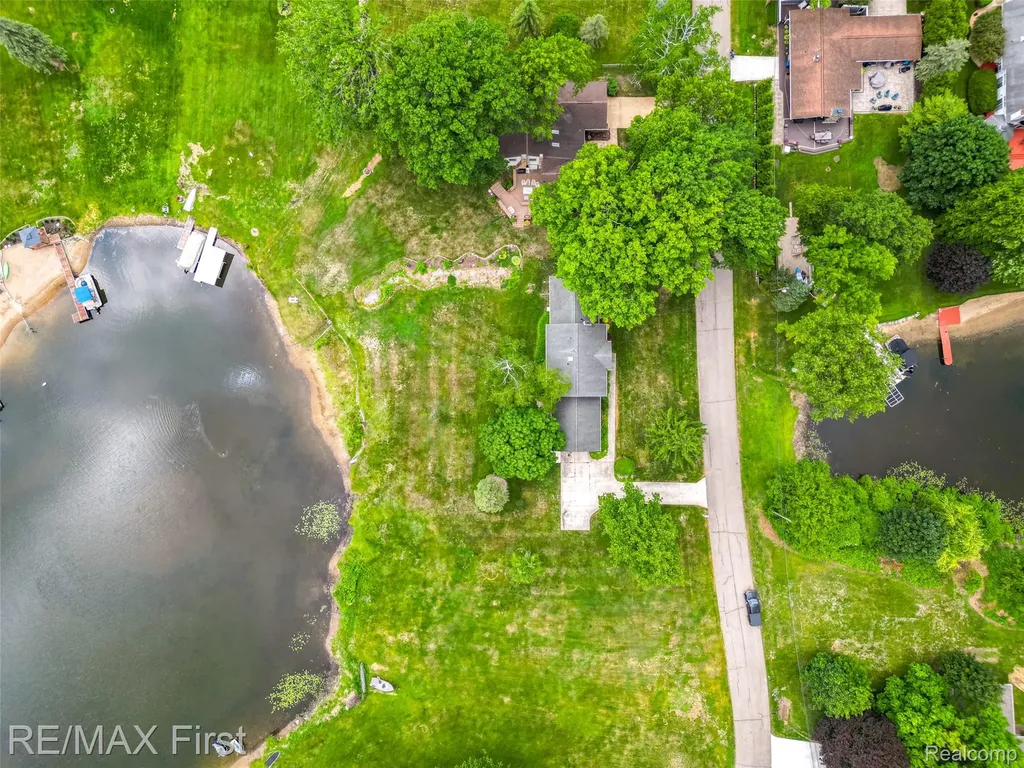 7436 Oak Bay Drive White Lake Charter Township MI 48383