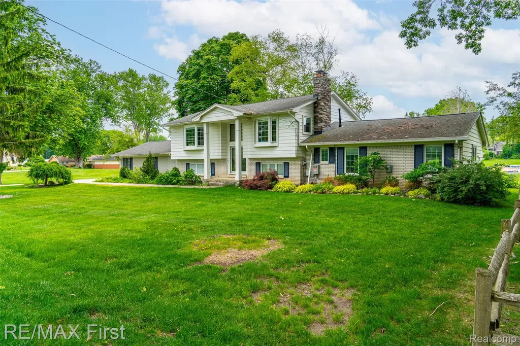 7436 Oak Bay Drive White Lake Charter Township MI 48383