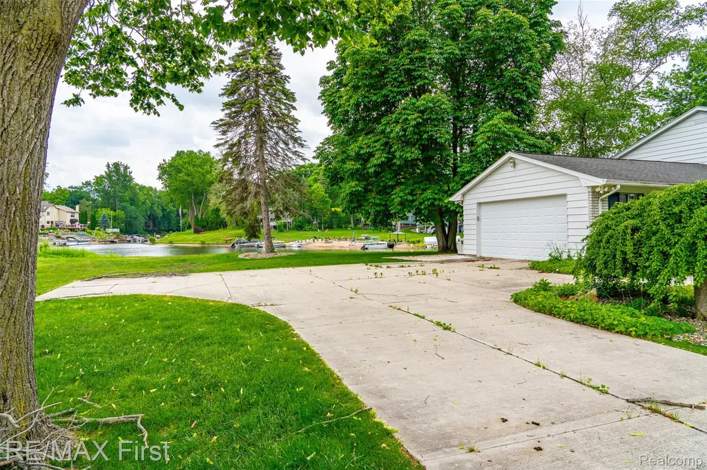 7436 Oak Bay Drive White Lake Charter Township MI 48383