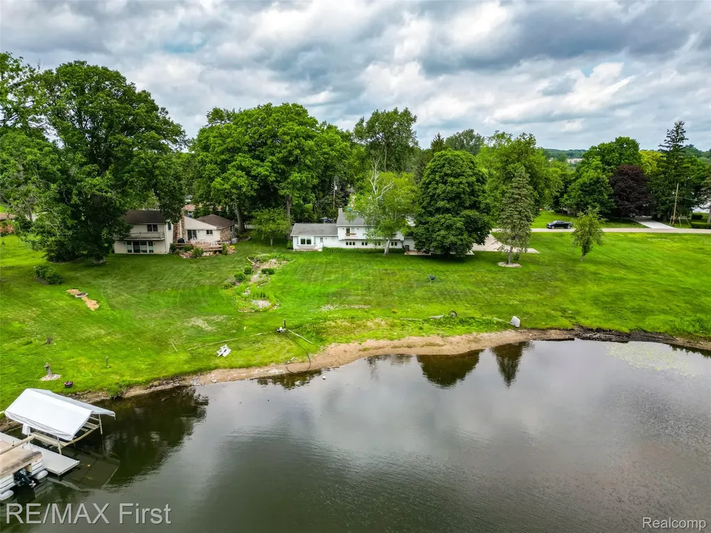 7436 Oak Bay Drive White Lake Charter Township MI 48383