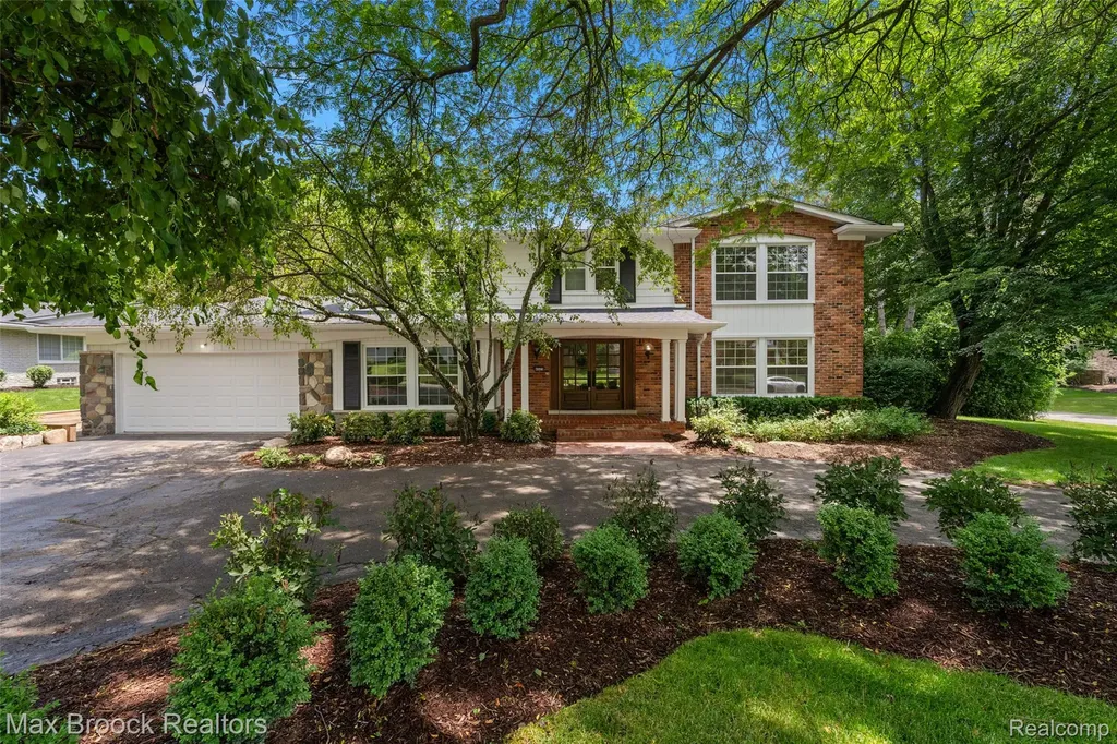 4525 Valleyview Drive West Bloomfield Charter Township MI 48323