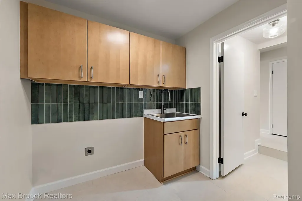 4525 Valleyview Drive West Bloomfield Charter Township MI 48323