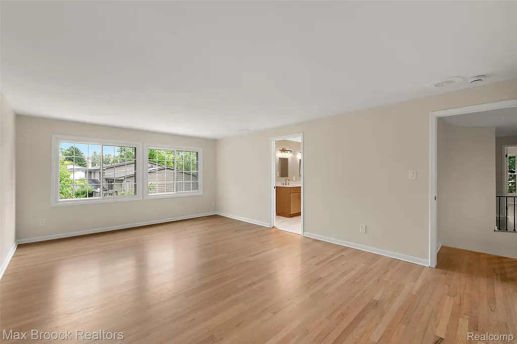 4525 Valleyview Drive West Bloomfield Charter Township MI 48323