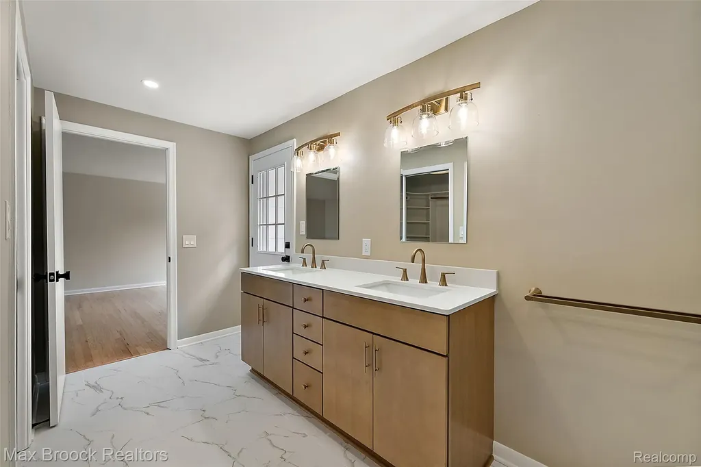 4525 Valleyview Drive West Bloomfield Charter Township MI 48323