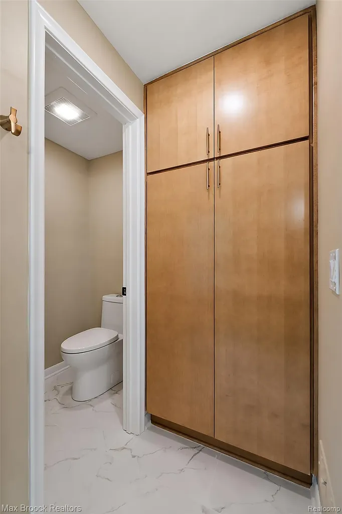 4525 Valleyview Drive West Bloomfield Charter Township MI 48323