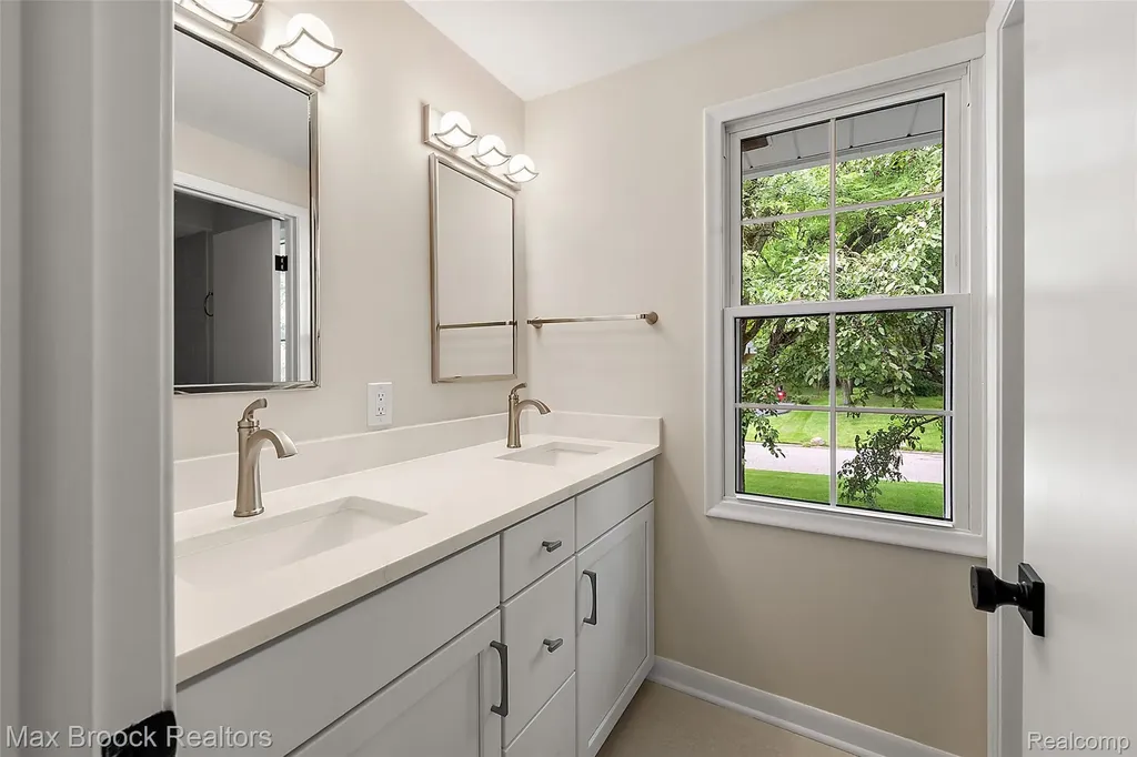 4525 Valleyview Drive West Bloomfield Charter Township MI 48323