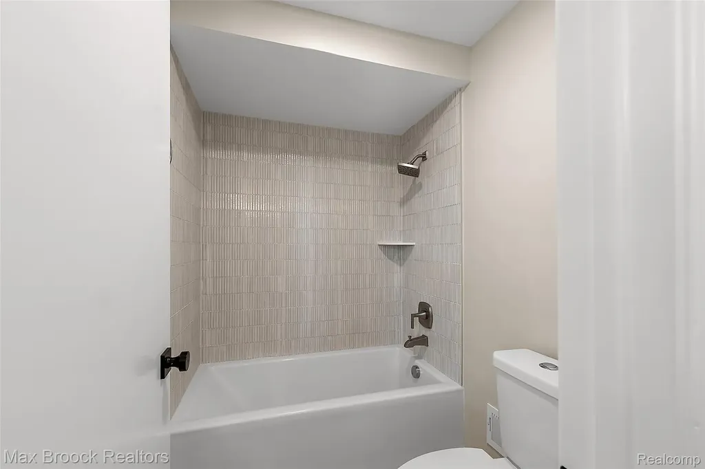 4525 Valleyview Drive West Bloomfield Charter Township MI 48323