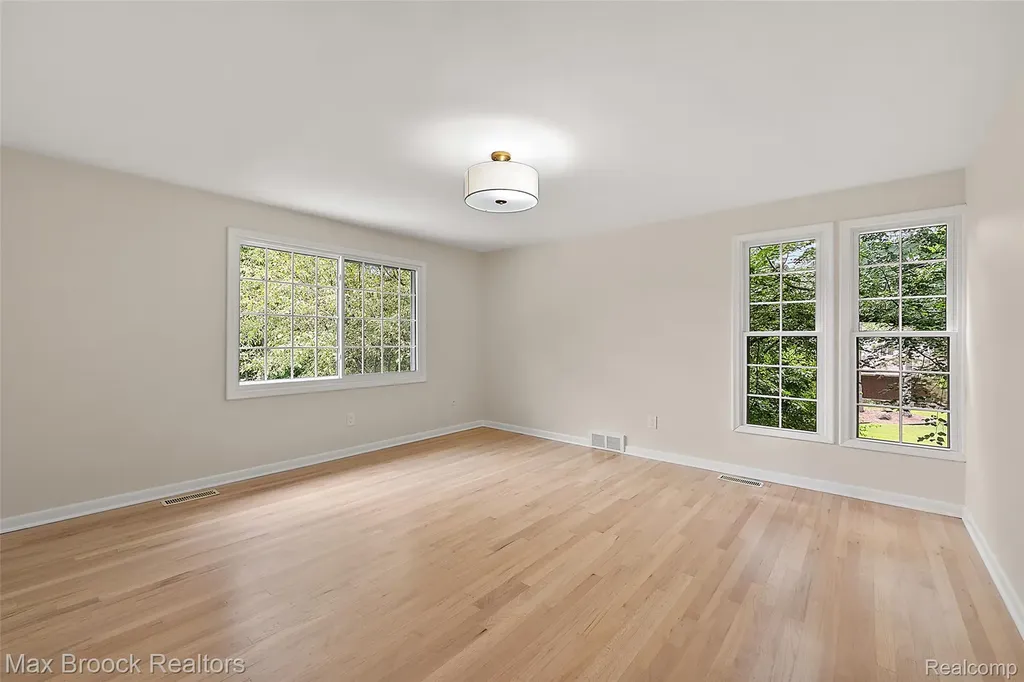 4525 Valleyview Drive West Bloomfield Charter Township MI 48323