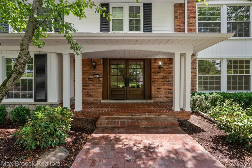 4525 Valleyview Drive West Bloomfield Charter Township MI 48323