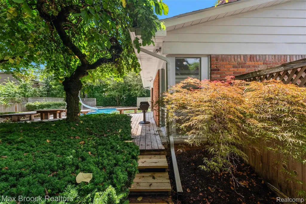 4525 Valleyview Drive West Bloomfield Charter Township MI 48323