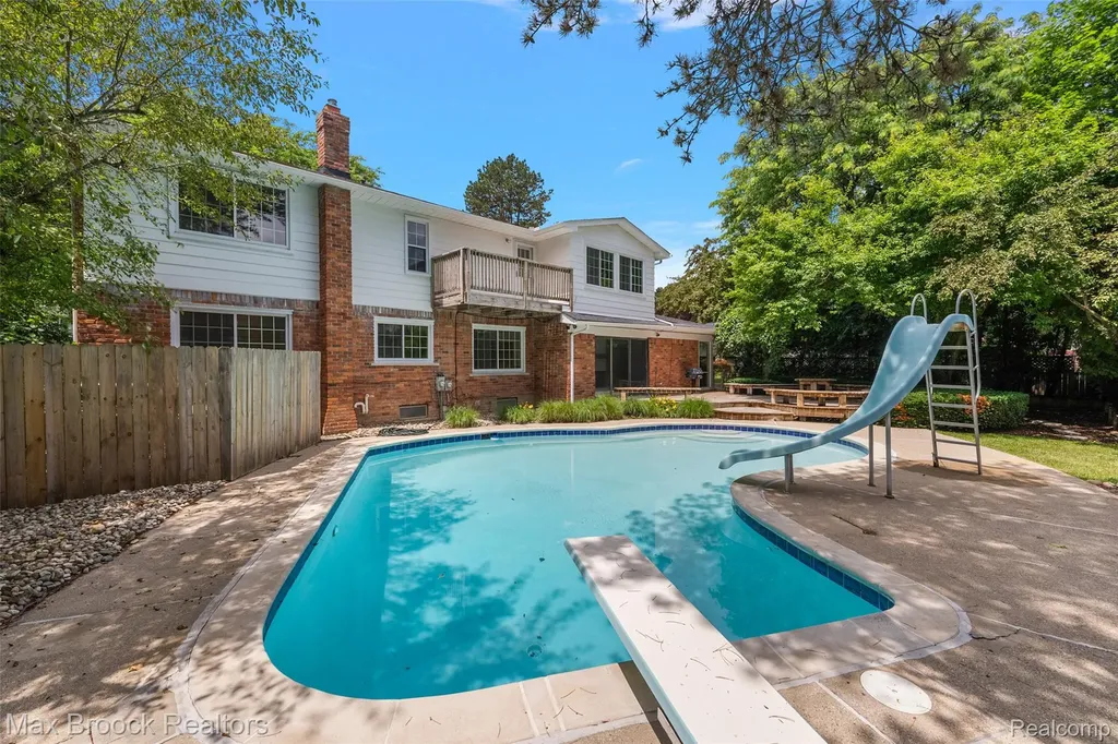 4525 Valleyview Drive West Bloomfield Charter Township MI 48323